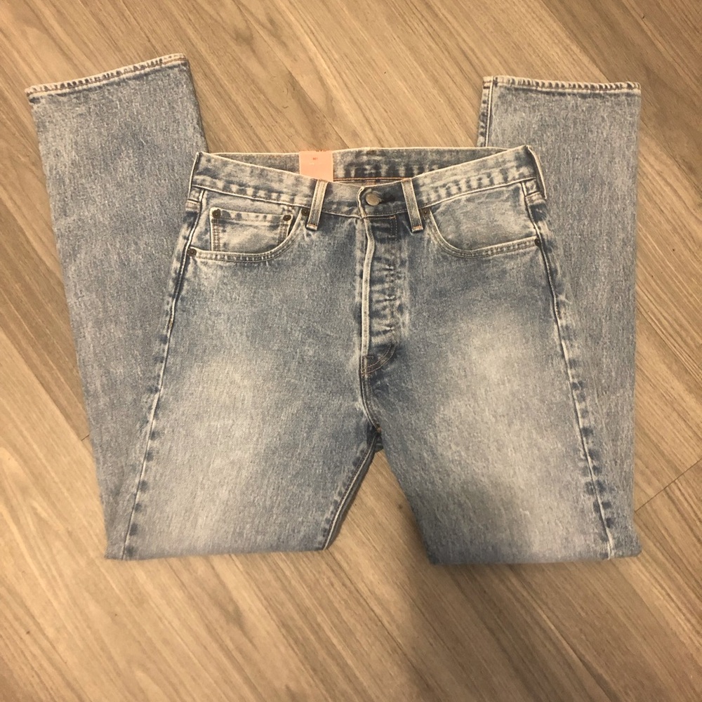 NWT Men’s 501 Levi’s Original Straight Leg Button Fly Light Wash Jeans Size32x32